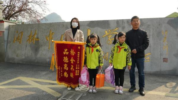 杭州8岁双胞胎姐妹捡到20万！妈妈慌了：从来没见到过那么多现金...