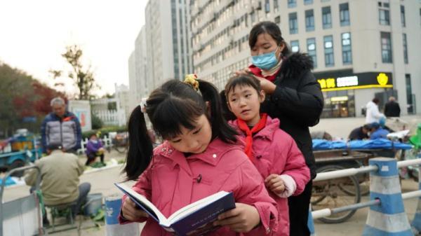 杭州8岁双胞胎姐妹捡到20万！妈妈慌了：从来没见到过那么多现金...