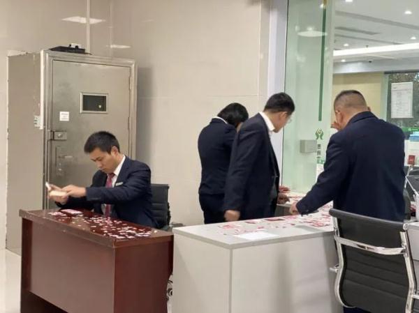 6000元百元大钞、300多张碎片！村民家中现金变碎钞 银行员工集体“拼图”